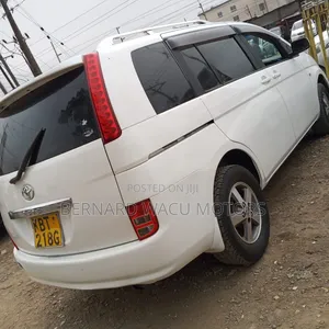 Toyota ISIS 2005 White