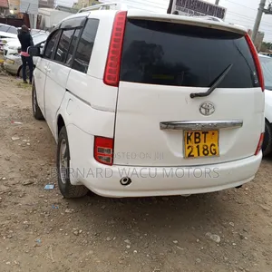 Toyota ISIS 2005 White