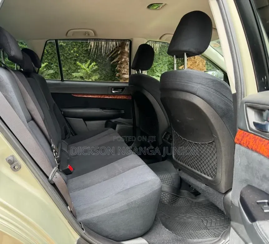 Subaru Outback 2010 Gold