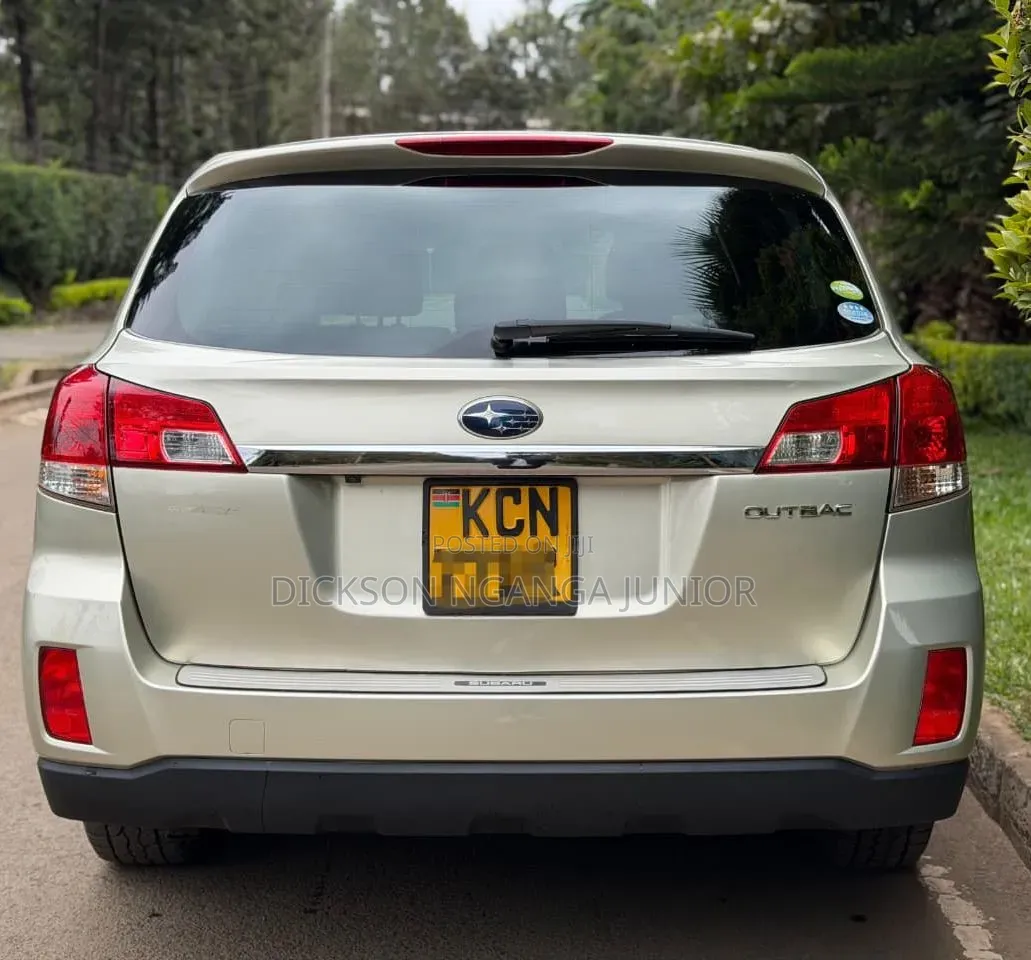 Subaru Outback 2010 Gold