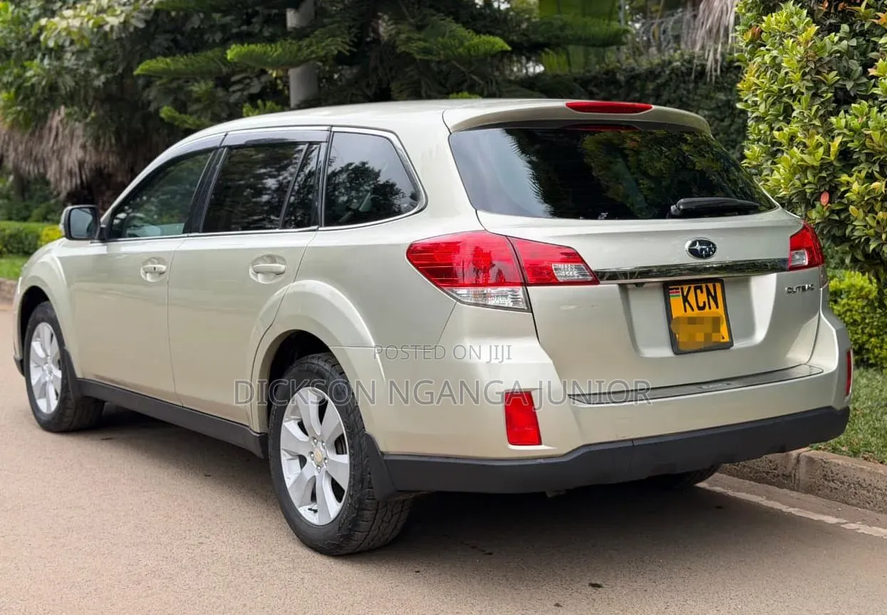 Subaru Outback 2010 Gold