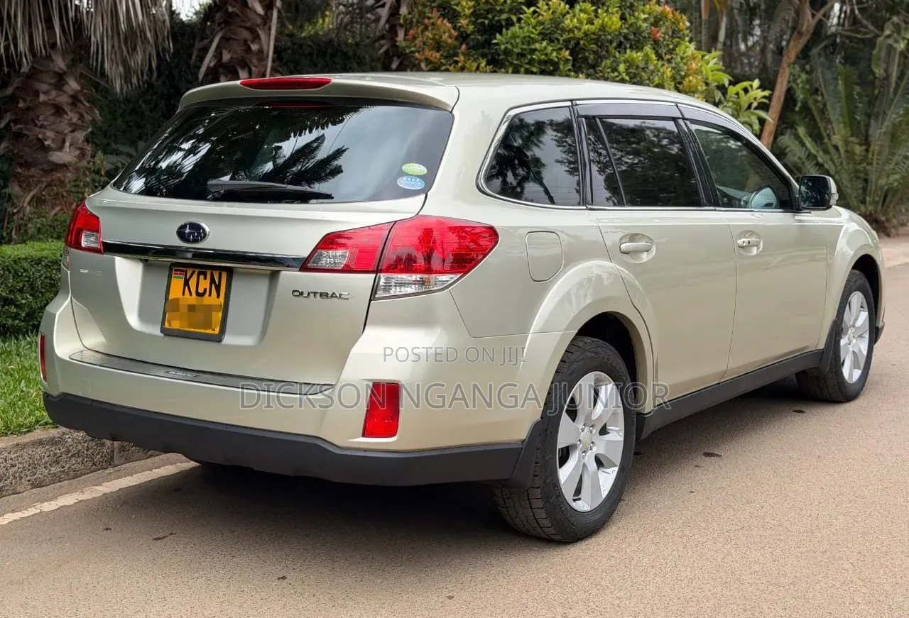 Subaru Outback 2010 Gold