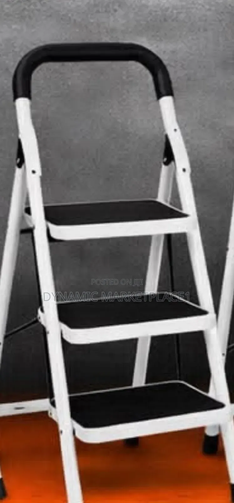 Kroma White Steps Ladder