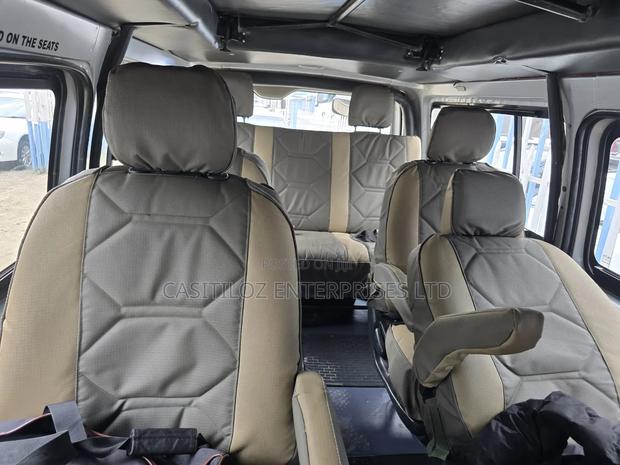 Toyota HiAce 2016 Silver - thumbnail 9