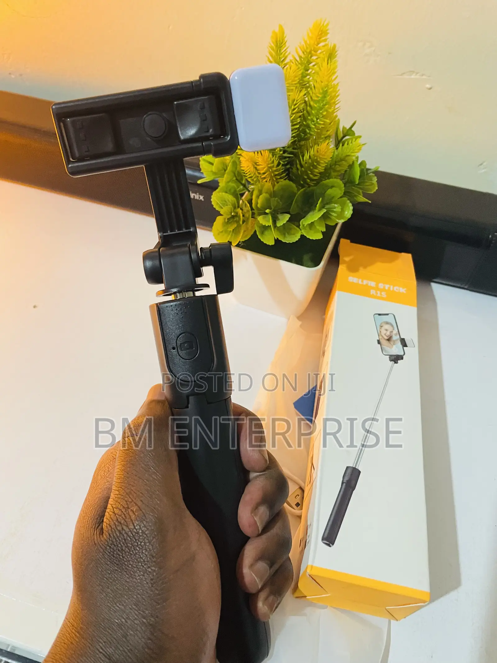 R1s Selfie Stick With Led Light