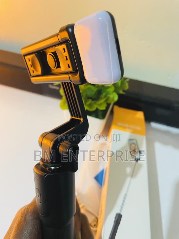 R1s Selfie Stick With Led Light - thumbnail 2