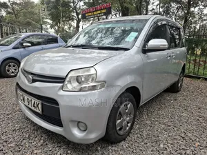 Toyota Sienta 2012 Silver