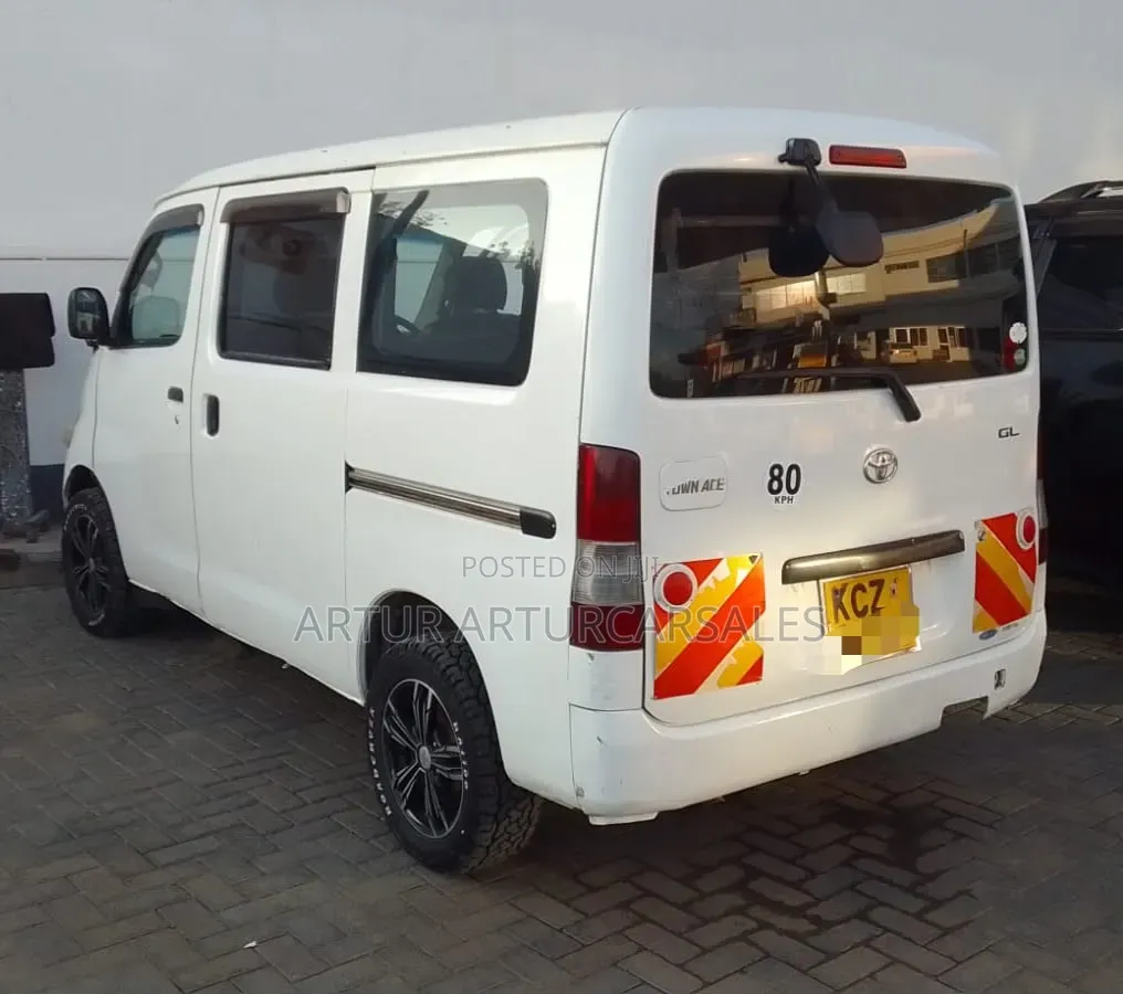 Toyota HiAce 2013 White