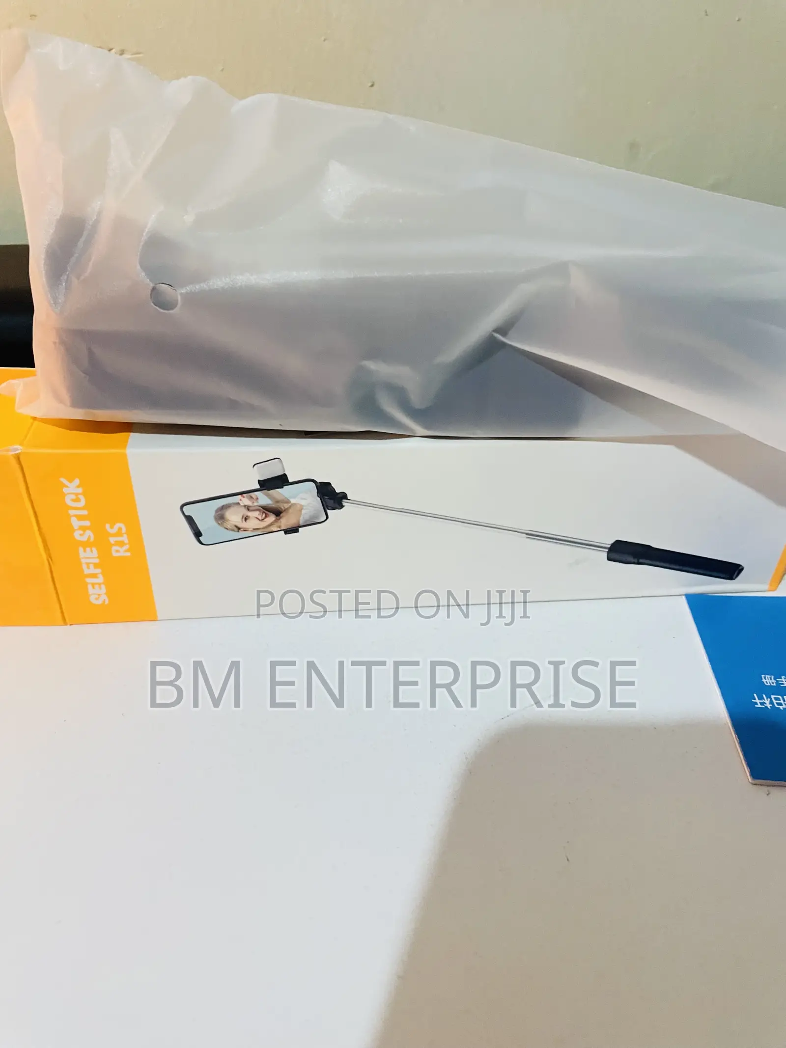 R1s Selfie Stick