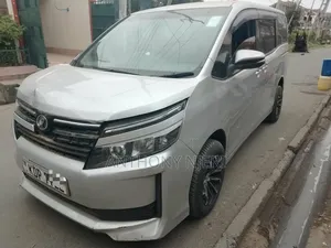 Toyota Voxy 2016 Silver