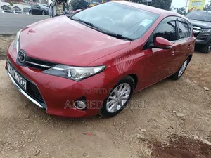 Toyota Auris 2013 Red