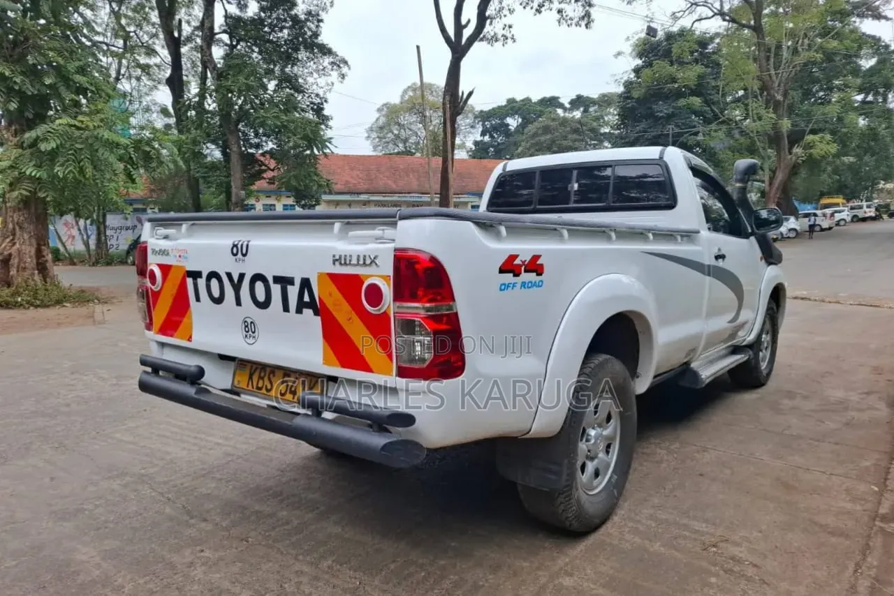 Toyota Hilux 2012 White
