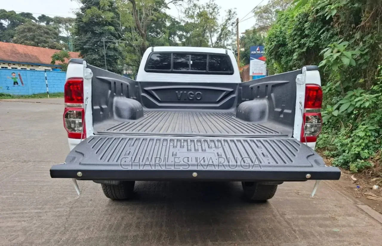 Toyota Hilux 2012 White