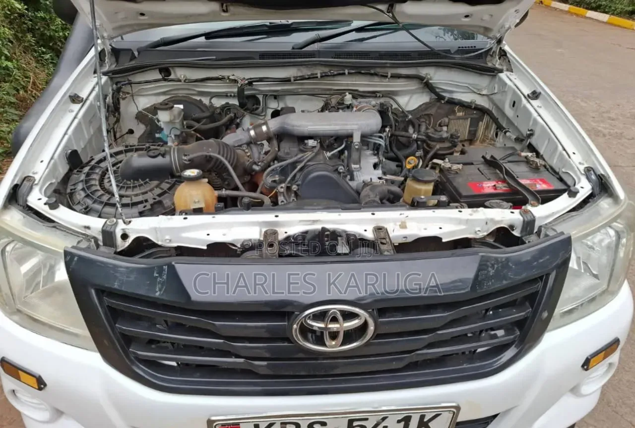 Toyota Hilux 2012 White