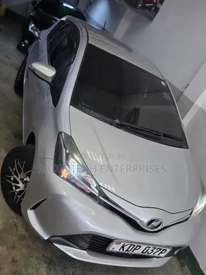 Toyota Vitz 2017 Silver