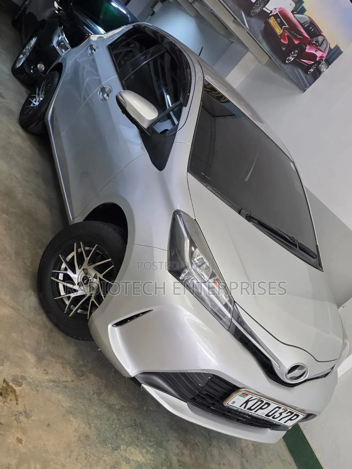 Toyota Vitz 2017 Silver