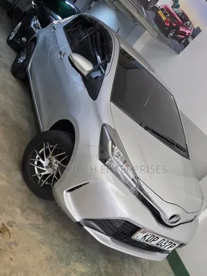 Toyota Vitz 2017 Silver