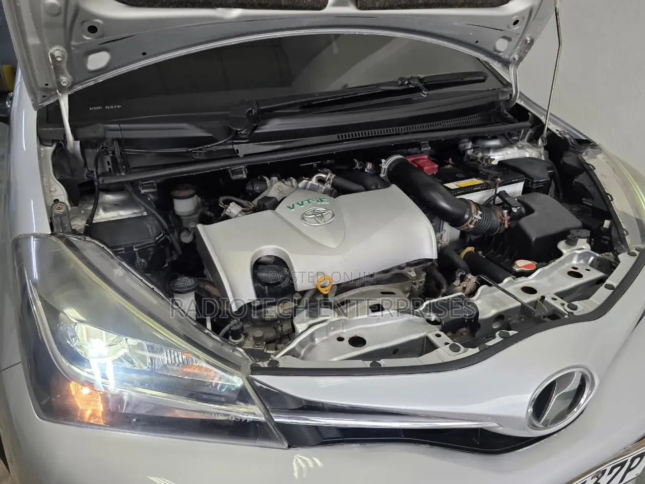 Toyota Vitz 2017 Silver