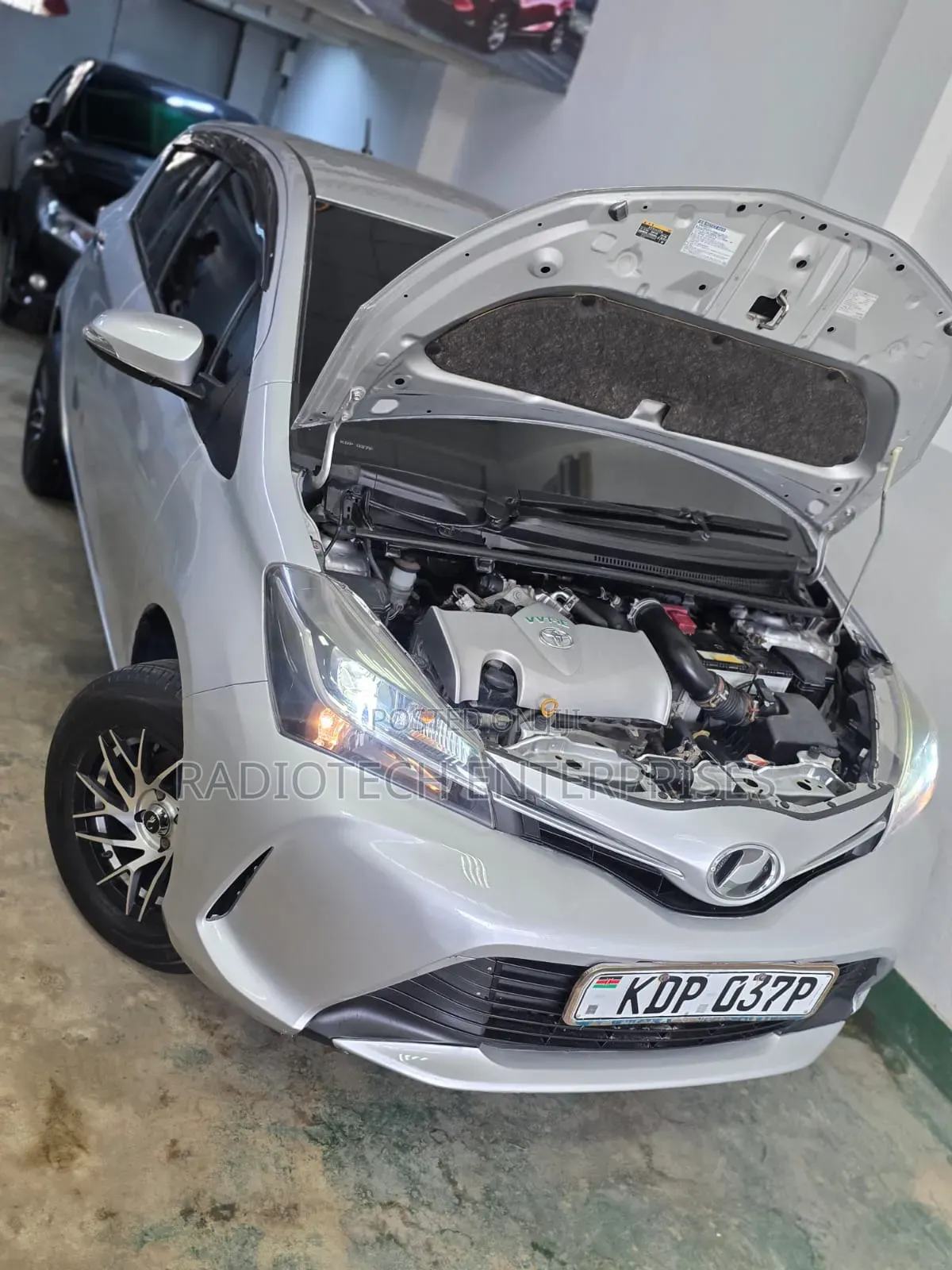 Toyota Vitz 2017 Silver