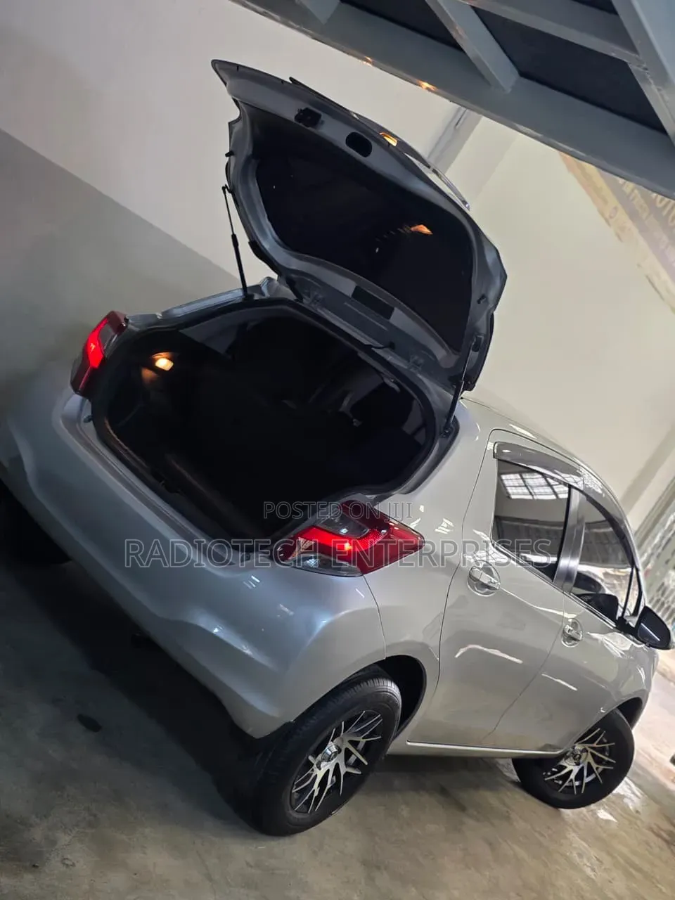 Toyota Vitz 2017 Silver