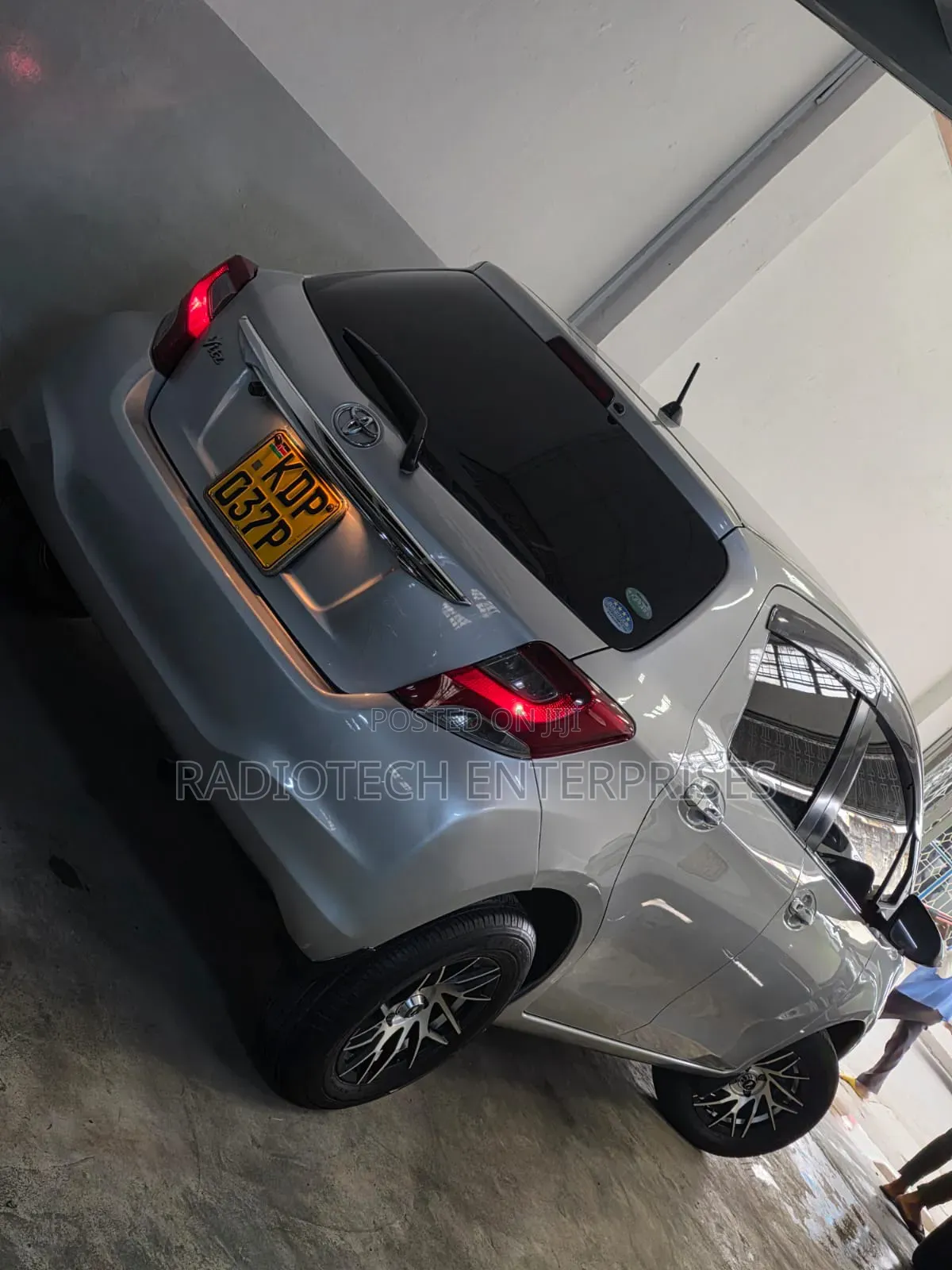 Toyota Vitz 2017 Silver