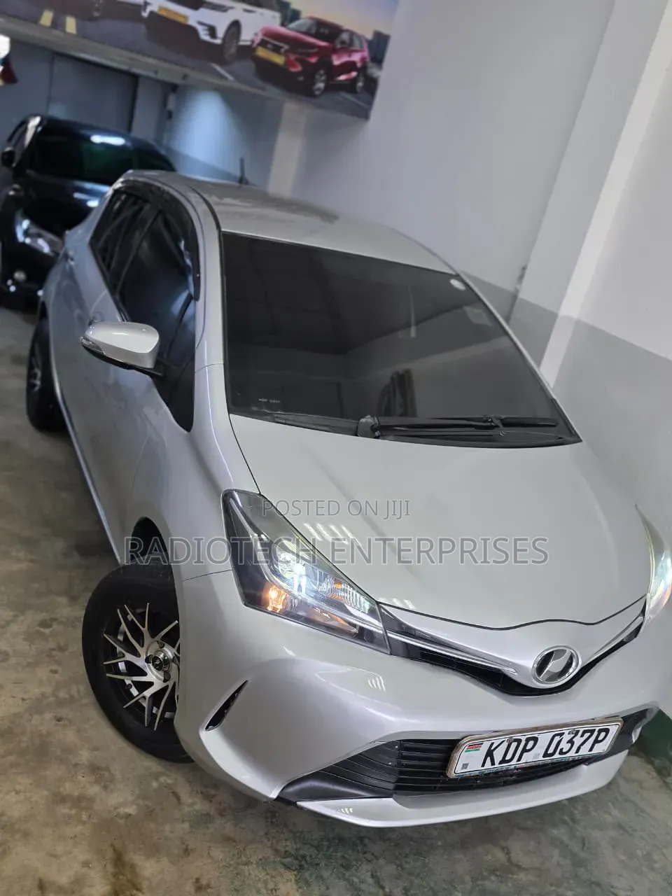 Toyota Vitz 2017 Silver