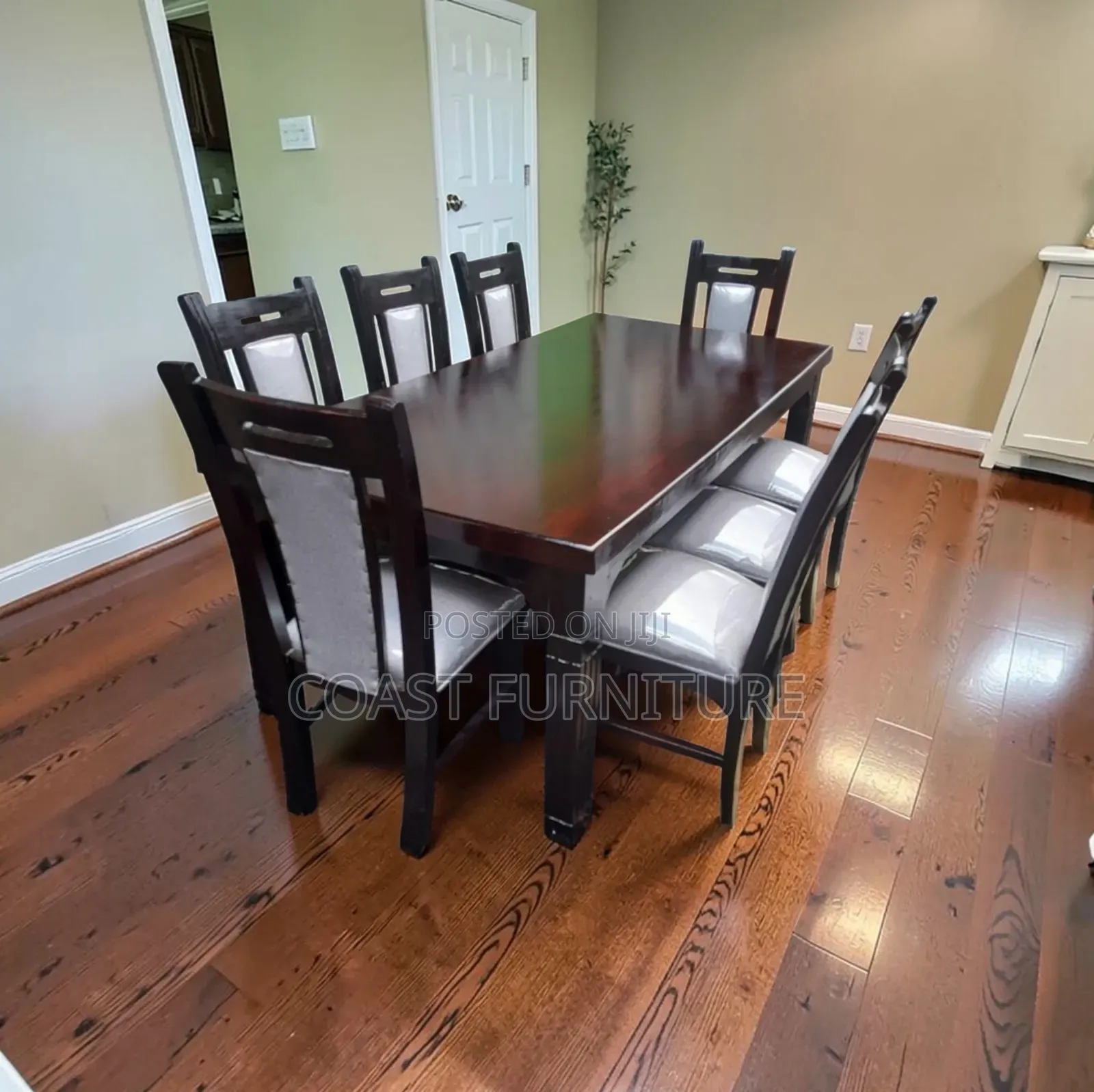 8 Seatets Dining Table That Suites Your Family