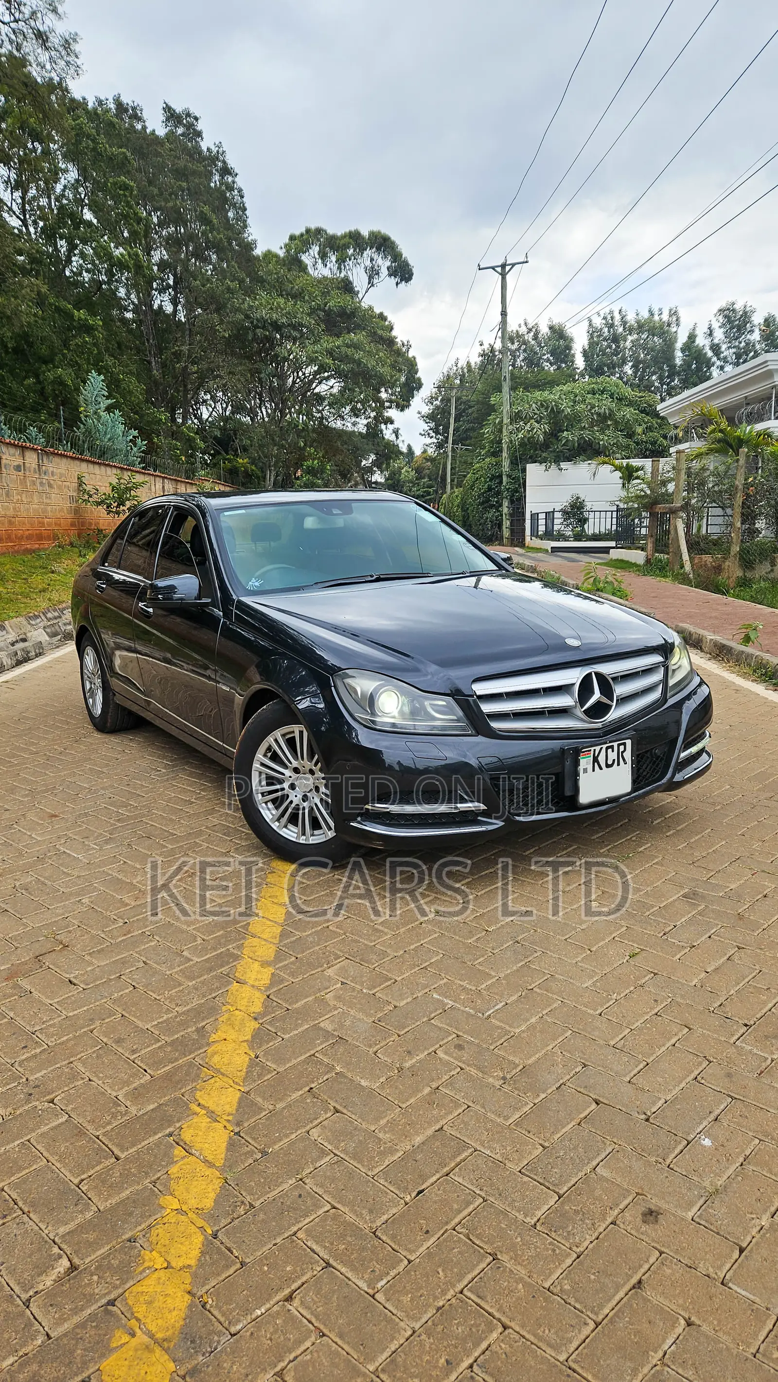 Mercedes-Benz C200 2011 Black