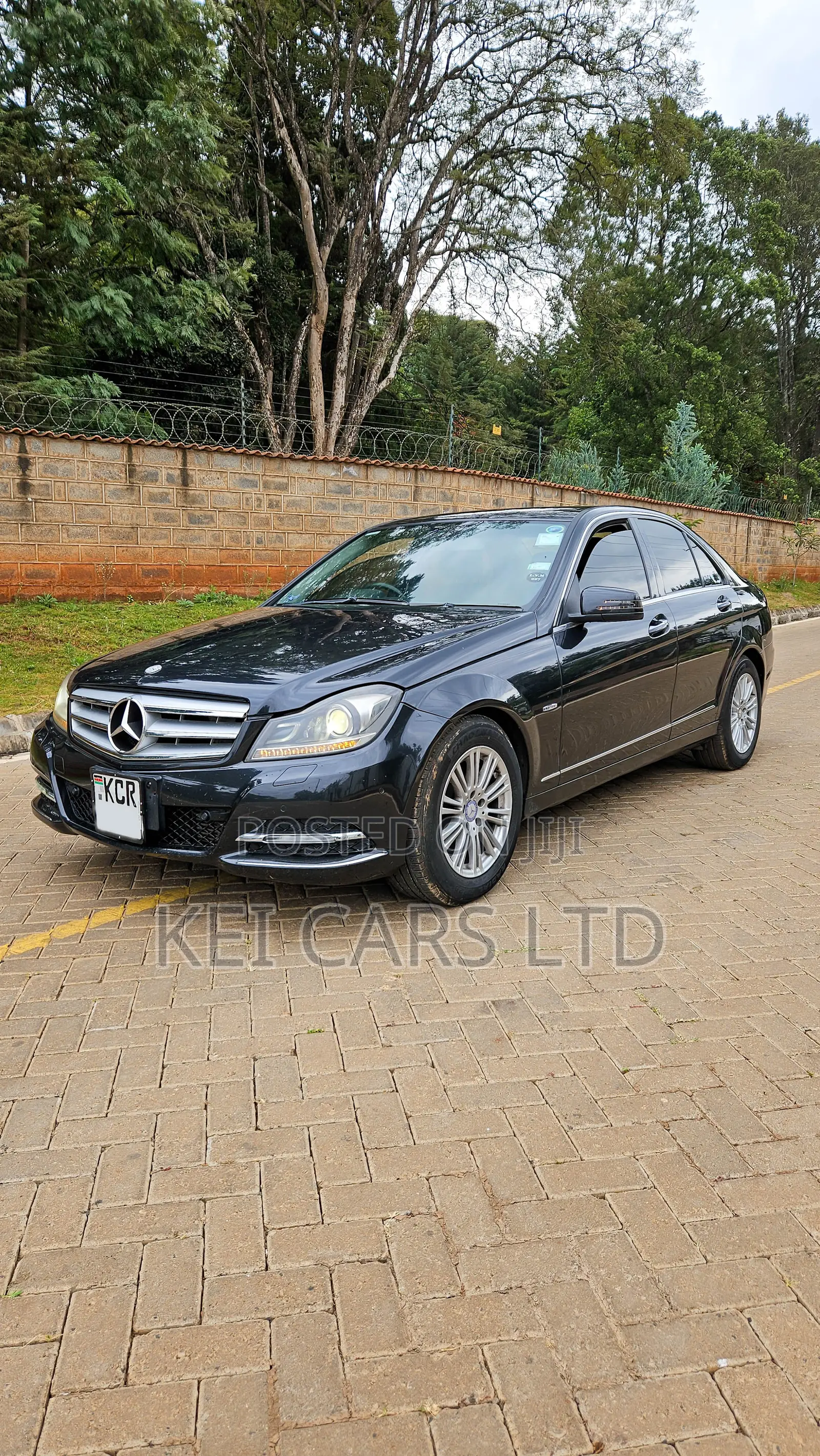 Mercedes-Benz C200 2011 Black