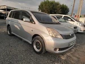 Toyota ISIS 2008 Silver
