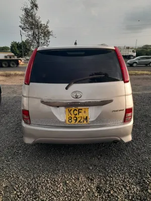 Toyota ISIS 2008 Silver