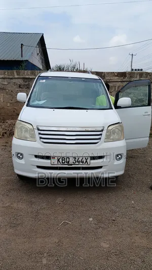Toyota Noah 2004 Pearl