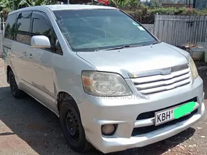 Toyota Noah 2004 Silver