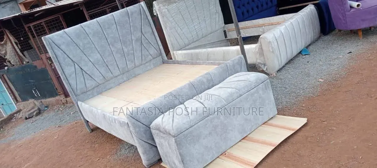 Grey Queens Bed Size 5 by 6 + Ottoman