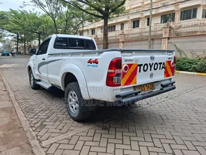 Toyota Hilux SR 4x4 2013 White