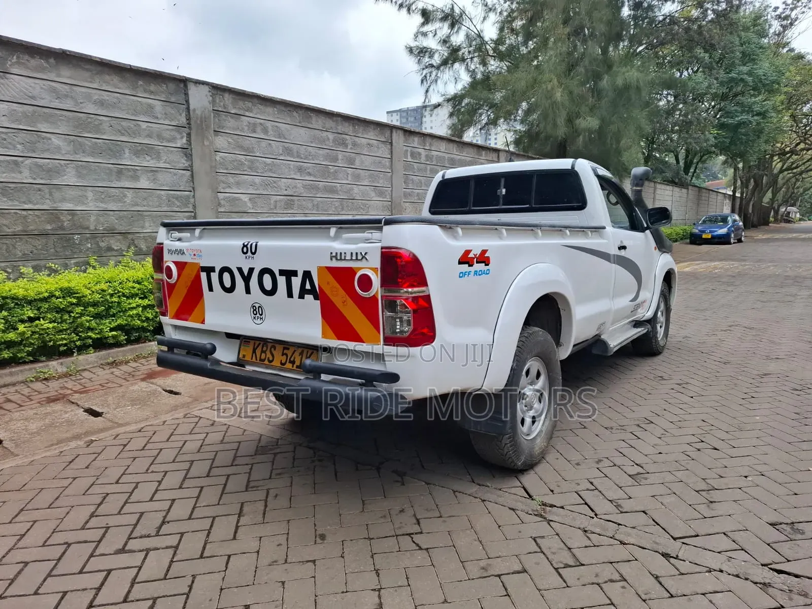 Toyota Hilux SR 4x4 2013 White