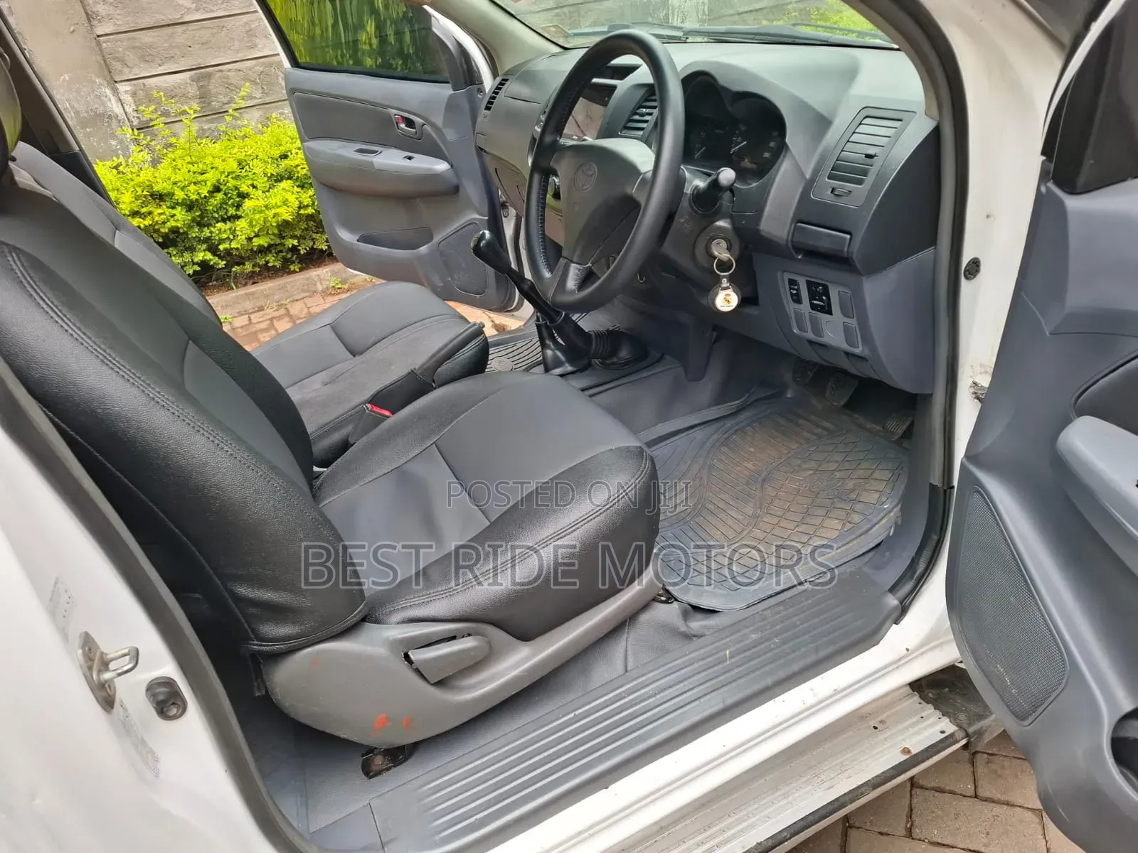 Toyota Hilux SR 4x4 2013 White