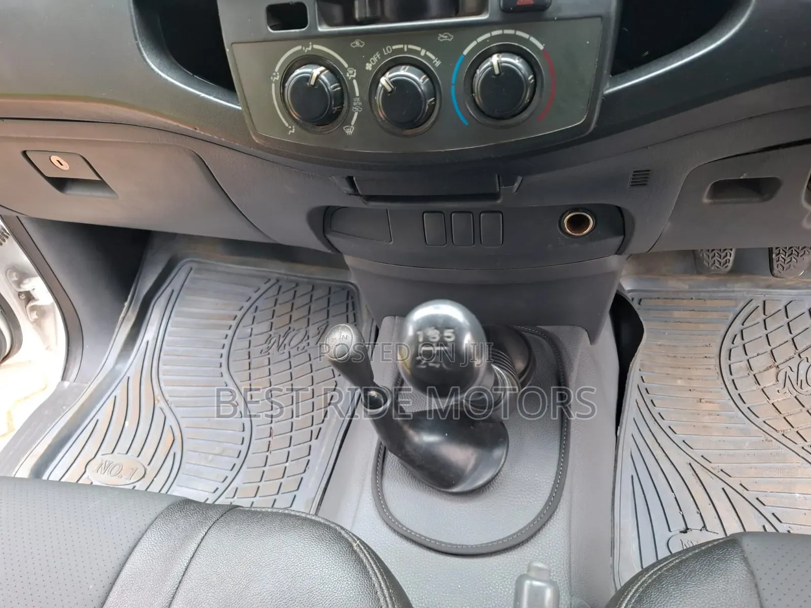 Toyota Hilux SR 4x4 2013 White