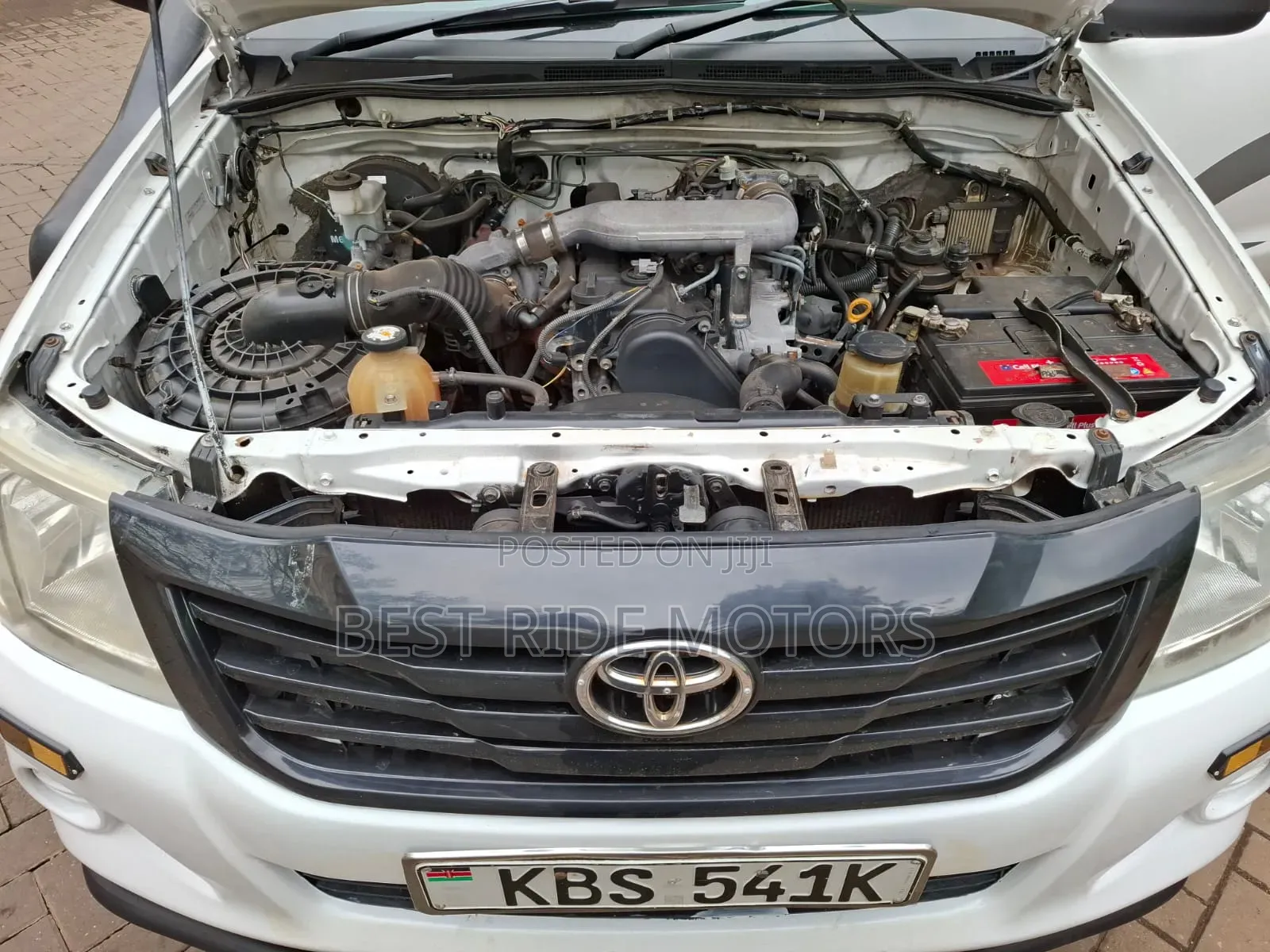 Toyota Hilux SR 4x4 2013 White