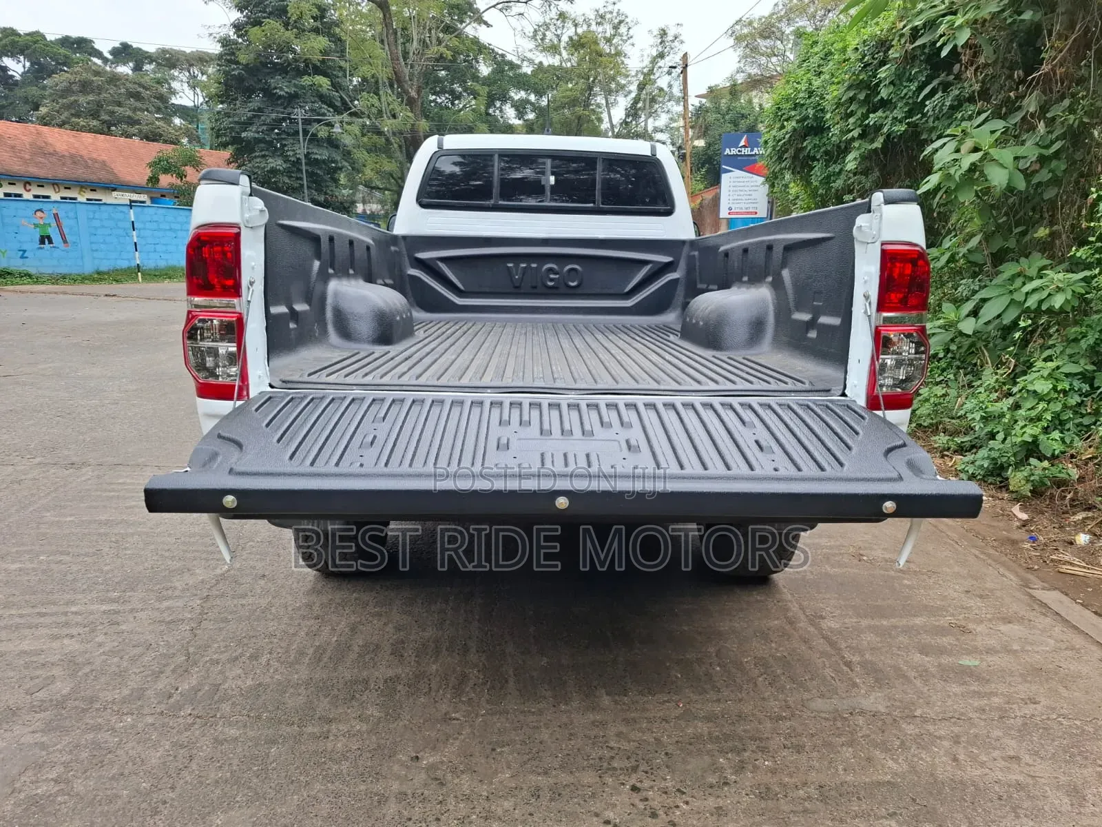Toyota Hilux SR 4x4 2013 White