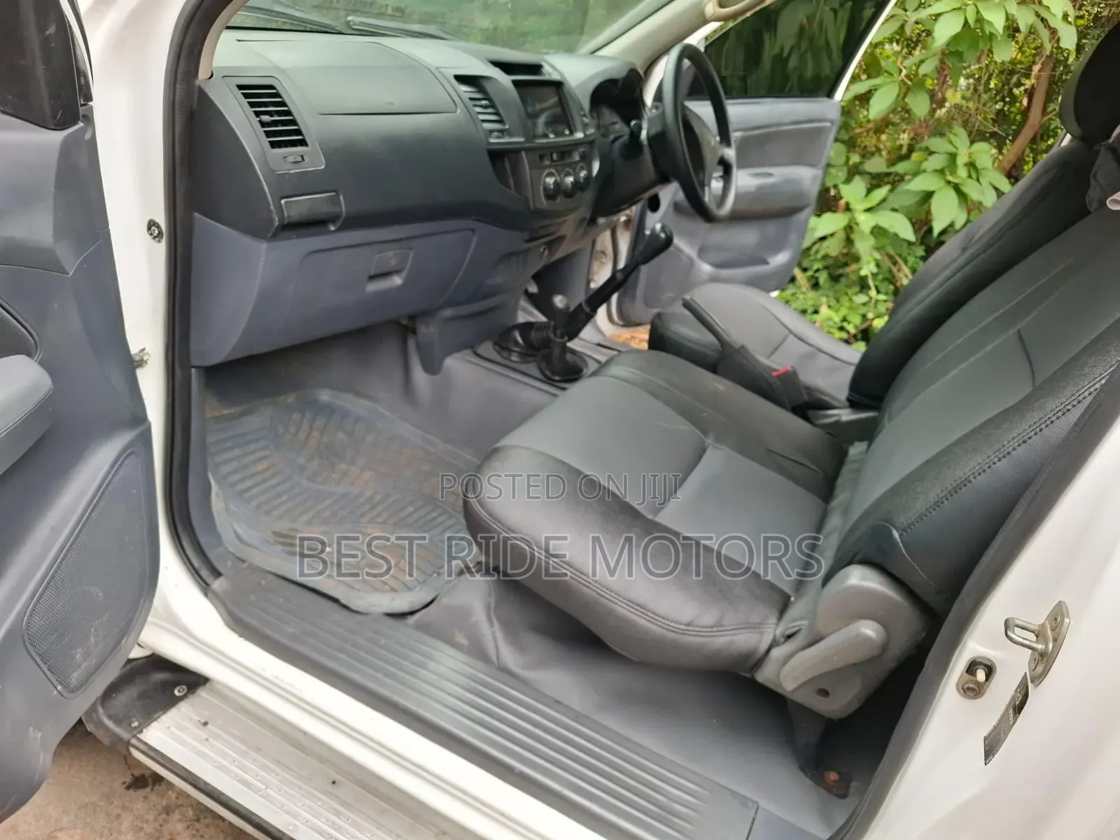 Toyota Hilux SR 4x4 2013 White