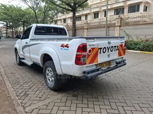 Toyota Hilux 2012 White