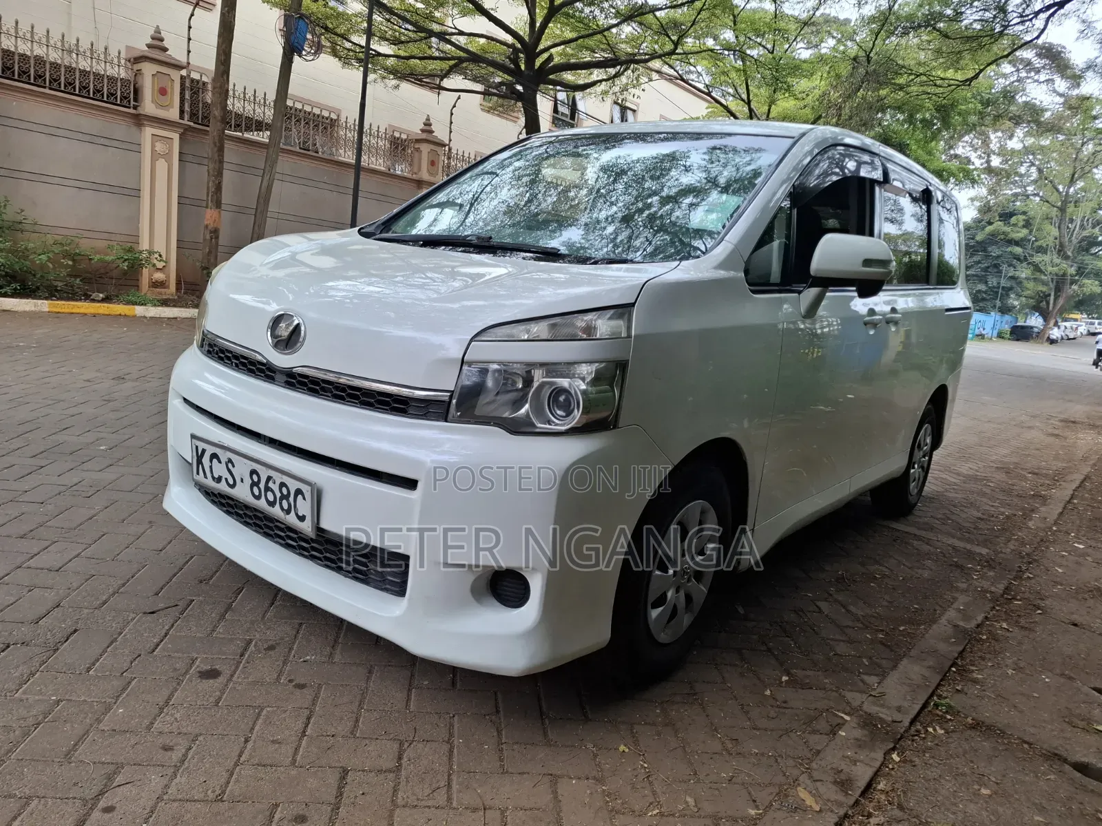 Toyota Voxy 2011 White