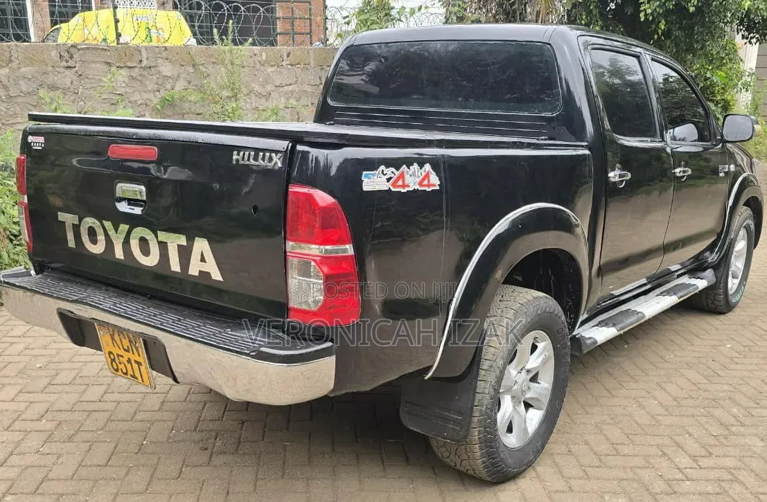 Toyota Hilux 2010 Black