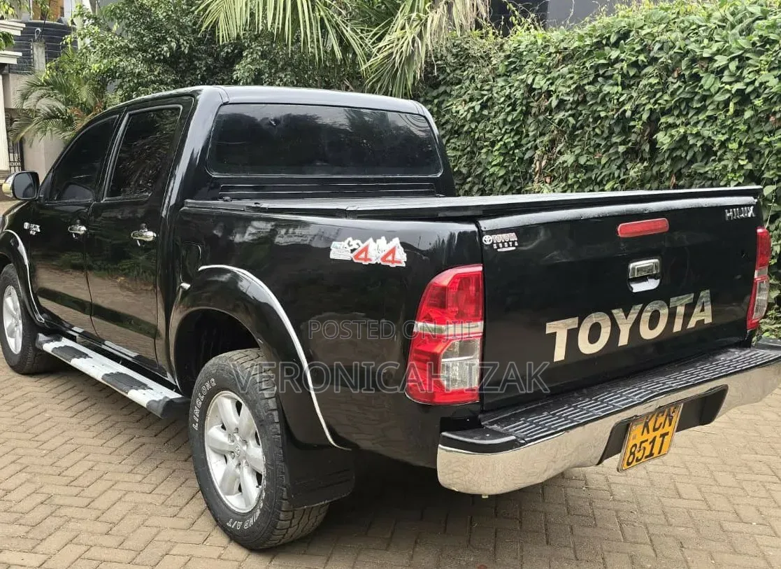 Toyota Hilux 2010 Black