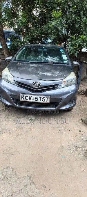 Toyota Vitz 2012 Silver
