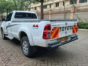 Toyota Hilux 2012 White