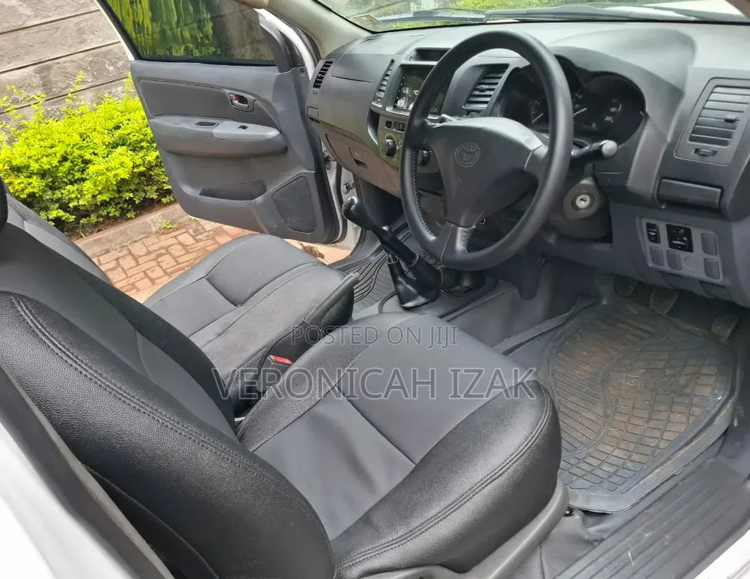 Toyota Hilux 2012 White