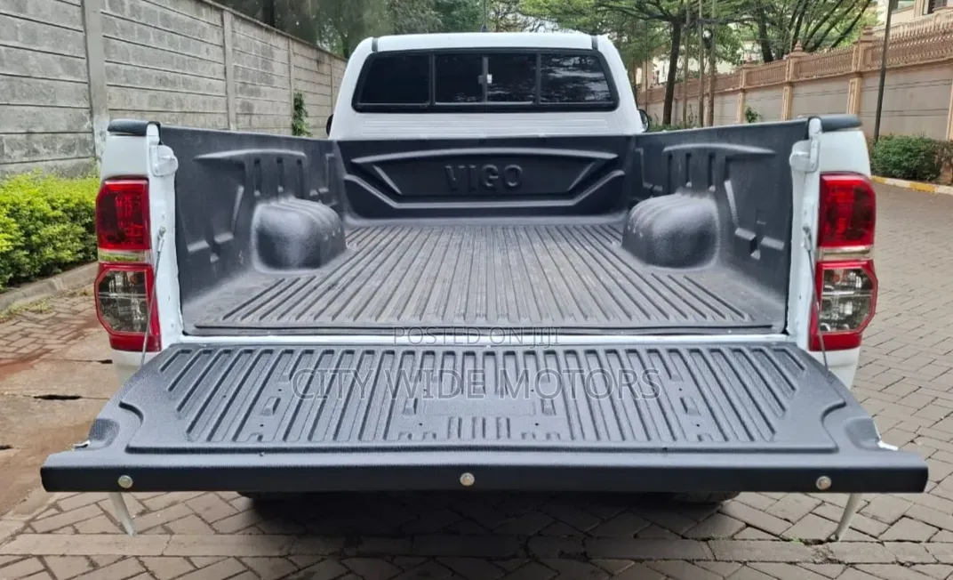 Toyota Hilux 2012 White