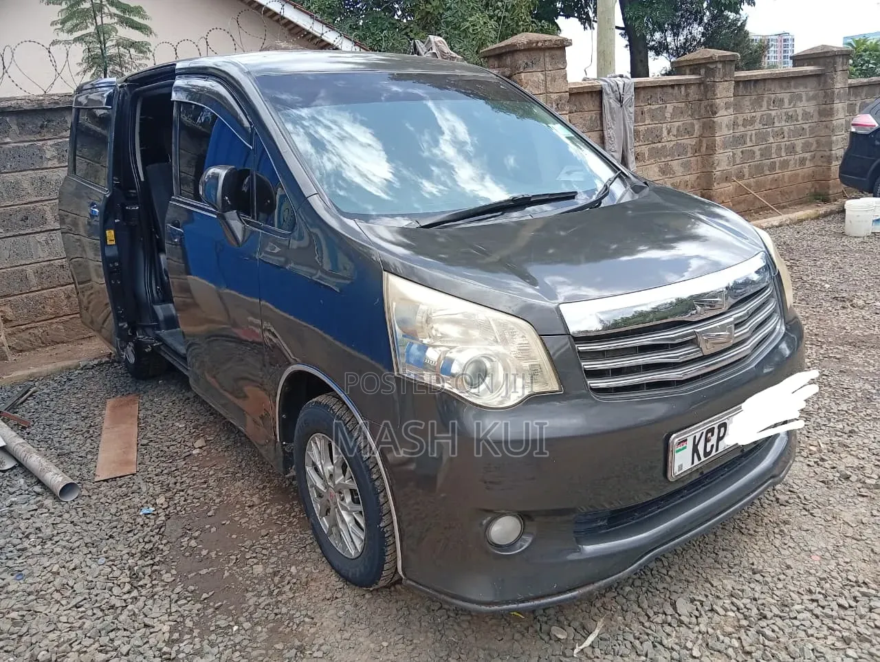Toyota Noah 2011 Gray